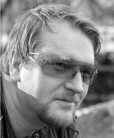 Jani Antikainen, mustavalkoinen muotokuva